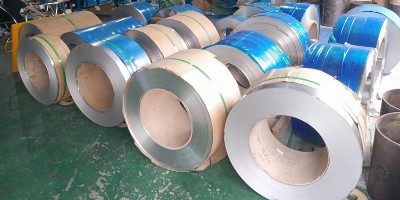 How should stainless steel plates be maintained